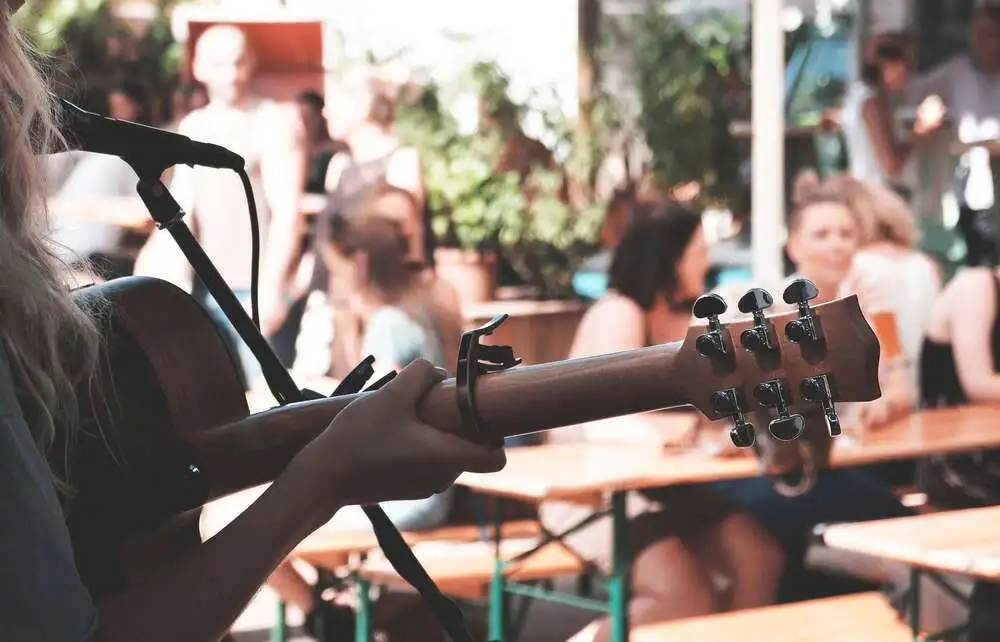 Sängerin im Leipziger Hinterhof